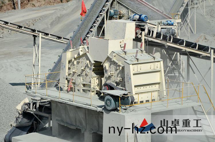 反擊式破(po)碎機現(xiàn)場